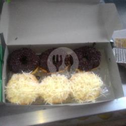 Spesial Donat Topping Coklat Dan Keju