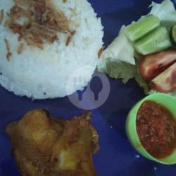 Nasi Ayam Goreng Lalap  Minuman