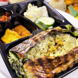 Signature Nasi Putih Bakar Isi Ayam Suir Cemangi   Tahu Tempe   Sambel Terasi Tumis Asn   Lalapan