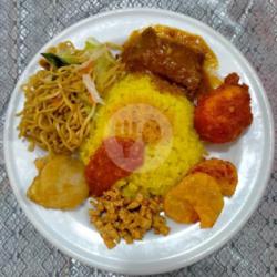 Nasi Kuning Daging Sapi