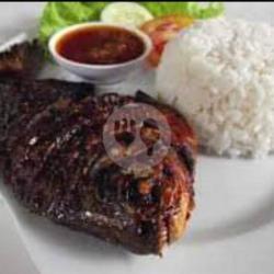 Nasi Uduk   Bawal Bakar   Sambal Super   Lalapan