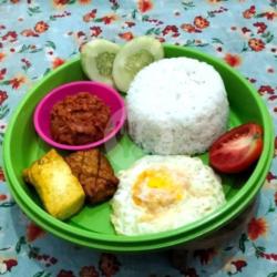 Nasi Penyetan Telor Bulat Telur