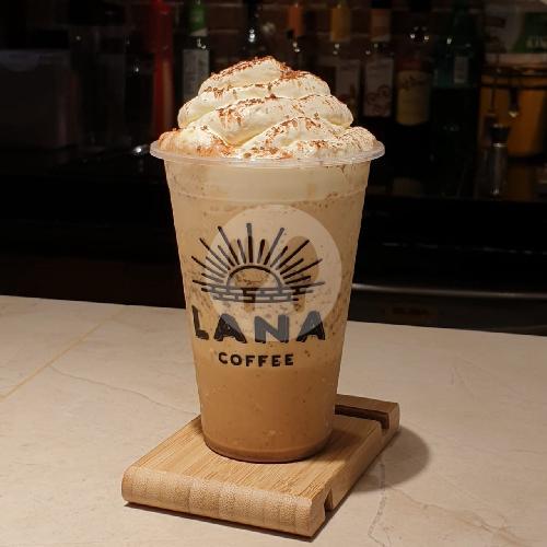 Sudut kafe yang cozy dengan sofa