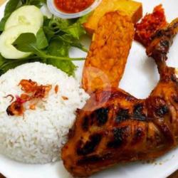 Nasi Ayam Bakar Paha Tahu Tempe Pedes Manis Madu Sambel Lalapan