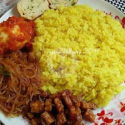Nasi Kuning   Sayap Ayam Goreng