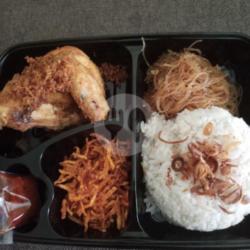 Nasi Uduk Ayam Goreng ,kentang Mustope