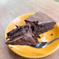 Vegan Chocolate Mousse Cake