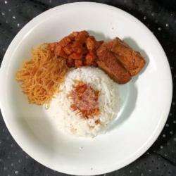 Nasi Uduk   Orek   Bihun   Semur ( Tahu / Tempe / Kentang )   Sambal   Kerupuk