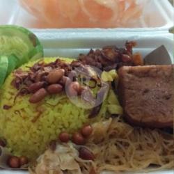 Nasi Kuning   Tahu Semur   Free 2 Gorengan