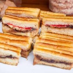 Roti Bakar Coklat Strawberry Kacang