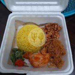 Nasi Kuning Ayam Bumbu Merah