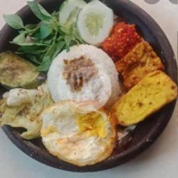 Nasi Penyetan Telor Ceplok Lalapan Teh Manis Es/hangat.