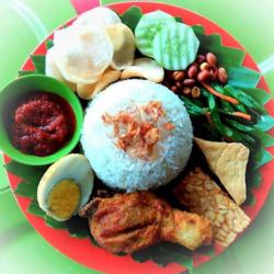 Nasi Uduk Ayam Kunyit