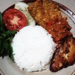 Penyetan Nasi Ikan  Pe   Tahu Tempe   Terong Pedas