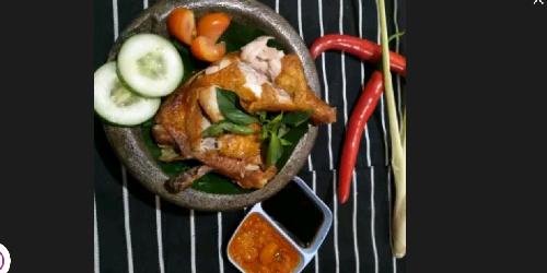 Ayam Bakar Goreng Lalapan Bollo, Makassar