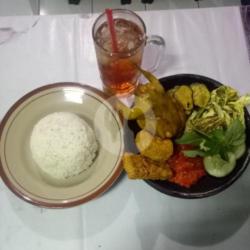 Pecel Burung Puyuh  Nasi  Tahu/tempe Sambal Lalapan  Teh Panas/ Es