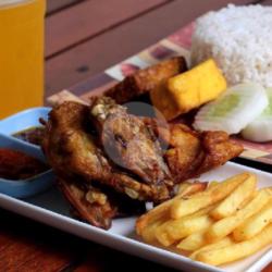 Nasi Ayam Goreng Kentang Goreng Tempe Tahu Minuman