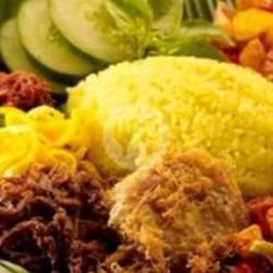 Nasi Kuning Ayam Goreng Komplit Pake Kertas Bungkus