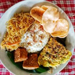 Nasi Uduk Tahu Tempe Telur Dadar.