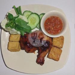 Lalapan Ayam Bakar Bumbu Manis