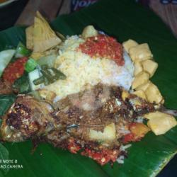 Nasi Bungkus Ikan Gembung Panggang