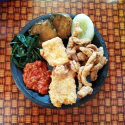 Nasi Penyetan Usus Tahu Tempe