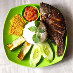 Lalapan Ikan Goreng (nila)   Nasi