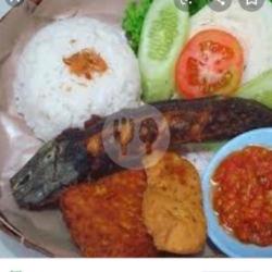 Nasi Lele Tahu Tempe.   Kulupan Daun Ubi Sambel