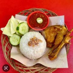 Nasi Uduk   Ayam Pejantan Goreng