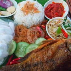 Nasi Rames Komplit   Ikan Mas Goreng