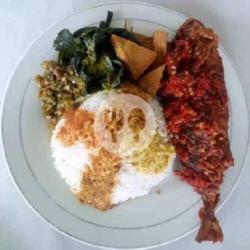 Nasi Ikan Gembung Goreng