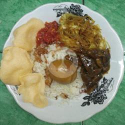 Nasi Uduk Telur Bulat   Semur Jengkol