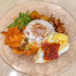 Nasi Uduk Telur Mata Sapi