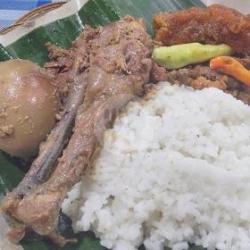 Nasi Gudeg Krecek Paha Bawah Ceker   Telur