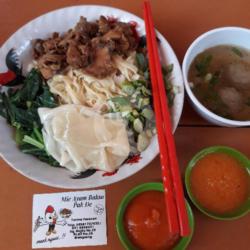 Mie Lebar Pangsit Bakso