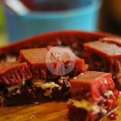 Red Velvet Keju Coklat Kacang