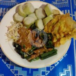 Pecel Sayur   Lontong   Bakwan