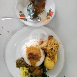 Nasi Ayam Gulai   Telur Bulat   Teh Hangat Manis