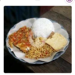 Indomie Kari Ayam Geprek Plus Nasi Free Es Teh