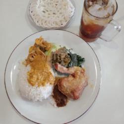 Nasi Ayam Goreng   Krupuk Kaleng  S Teh Manis