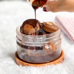 Chocolate Almond Cookies With Melted Chocolate Sauce