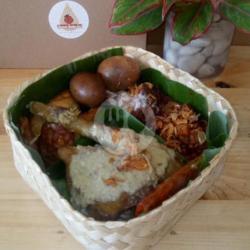 Paket Besek Gudeg Suwir Ayam Untuk 2 Orang