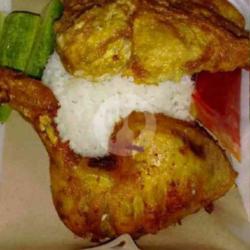 Ayam Goreng Dan Telur Dadar Sambal Korek Pedas