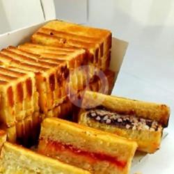 Roti Bakar Coklat Kacang Stroberry Susu