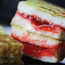 Roti Bakar (strawberry Crunchy)