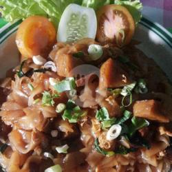 Kwetiaw Goreng. Telor Ayam, Bakso, Sayuran.