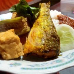 Nasi Penyetan Bandeng Presto Lengkap