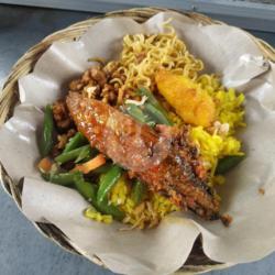 Nasi Kuning Pindang