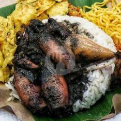 Nasi   Tumis Cumi Hitam   Sambal   Lalapan   Es Teh