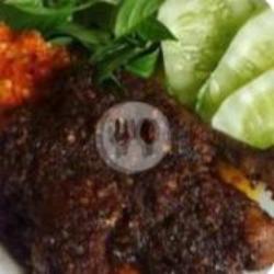 Bebek Bumbu Hitam Lalapan